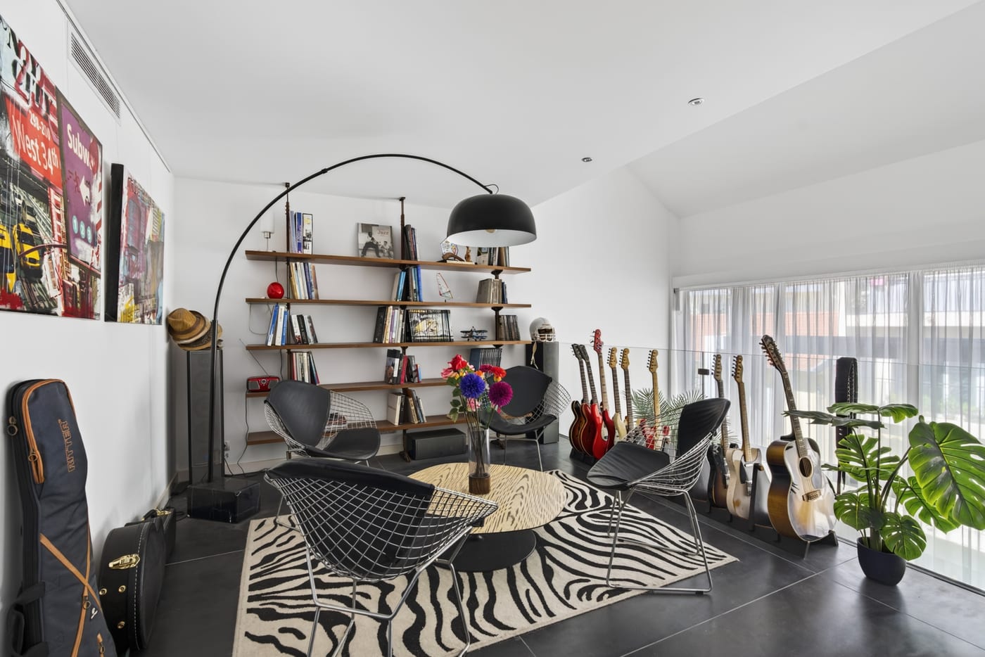 Mezzanine lounge and music room